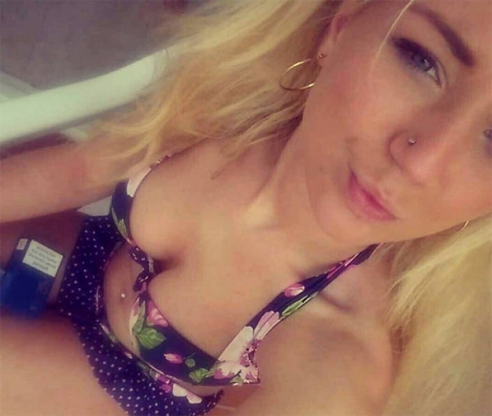 18ti léta rozkuřovačka Emily v klubu