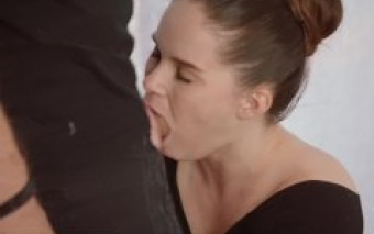 Brunetka předvede své dovednosti hlubokého kouření