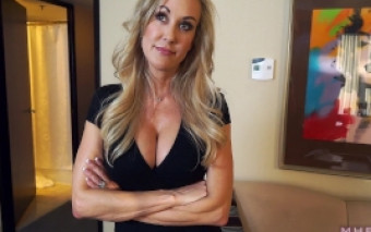 Chlápek vydírá sexy milfku Brandi Love tím, že řekne jejímu manželovi, že ho podvádí, pokud si s ním teď a tady nezašuká.
