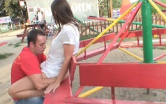 Nadržená Češka se nechá ošukat na dětském hřišti