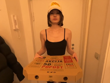 Atraktivní dívka doručuje pizzu a užije si chvíli se zákazníkem na pohovce