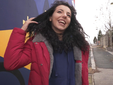 Česká dívka vyráží na nákup s cílem vydělat rychlé prachy