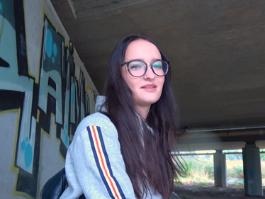 Brýlatá kočka pod mostem a její rychlé prachy