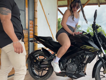 Co říkáš na moji motorku? Tvoje latino prdelka mě fakt dostává