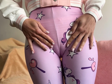 Děvčátko v pyžamu a její oříznutá kundička