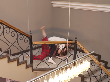 Na schodišti přepadl sestru a znásilnil ji proti její vůli