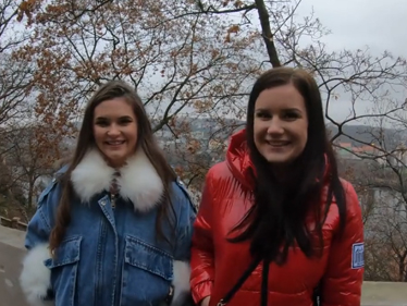 Turista v Praze si užije trojku s dívkami z města