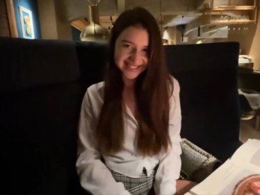 Na záchodě restaurace si užili s krásnou dívkou