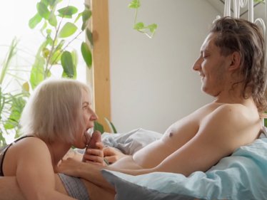 Zkušená blondýnka se postará o svého partnera v posteli