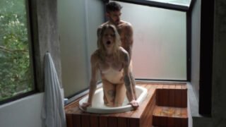 Ve vaně zažívá vášnivý sex a její vzdechy a výkřiky se nesou prostorem