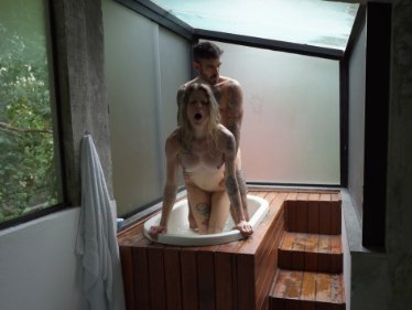 Ve vaně zažívá vášnivý sex a její vzdechy a výkřiky se nesou prostorem