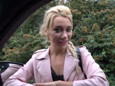Rychlý prachy – dívka u silnice s pláčem se snadno nechá zlákat