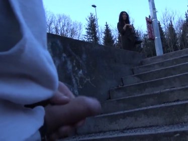 Úchylný agent si na zastávce honí péro za rychlé prachy