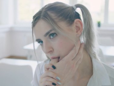 Eva Elfie – učitel s impozantním údem ji zasvětí do tajů